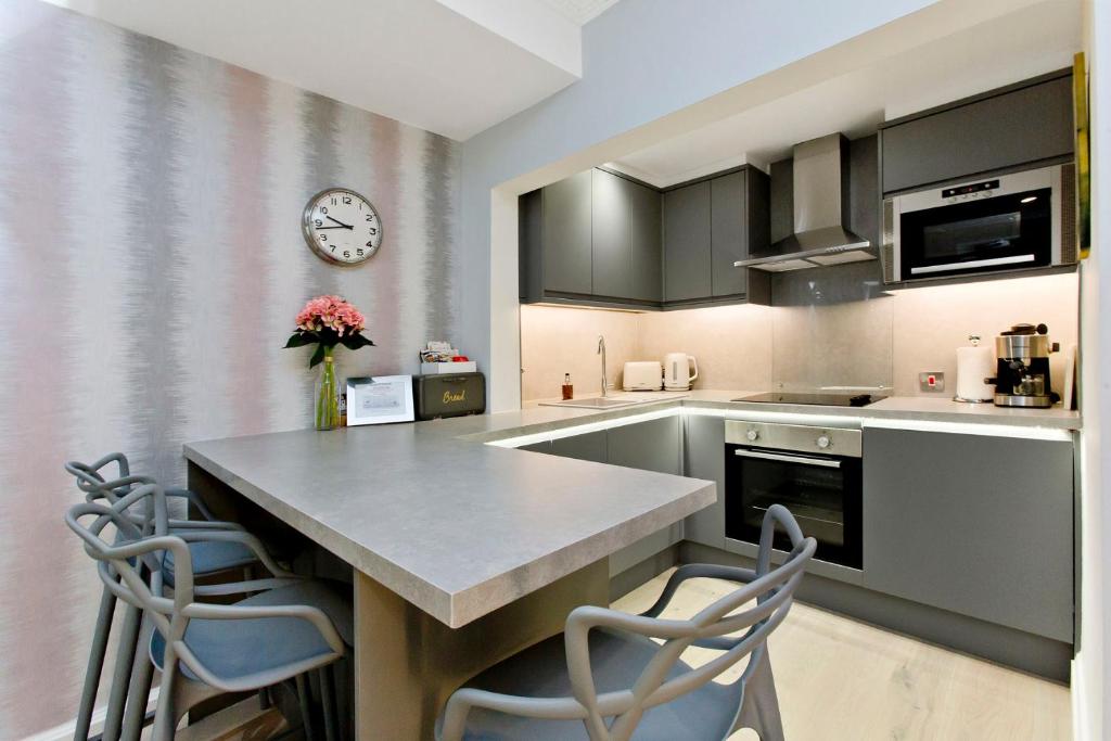 Ultra Modern West End Village Refurbished basement appt 전경