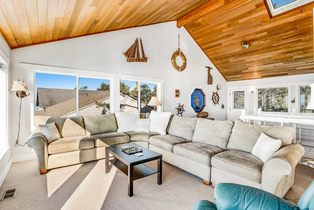 Cape Kuh'lye, Lincoln City