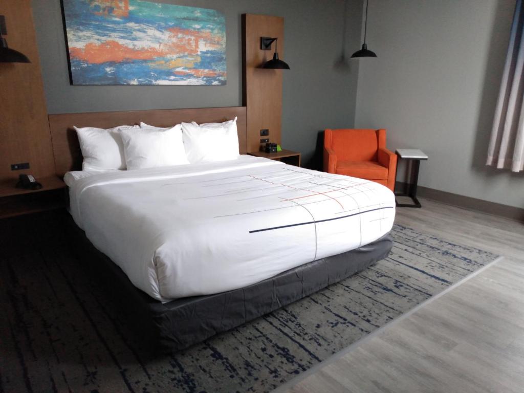 La Quinta Inn & Suites by Wyndham Bardstown photo