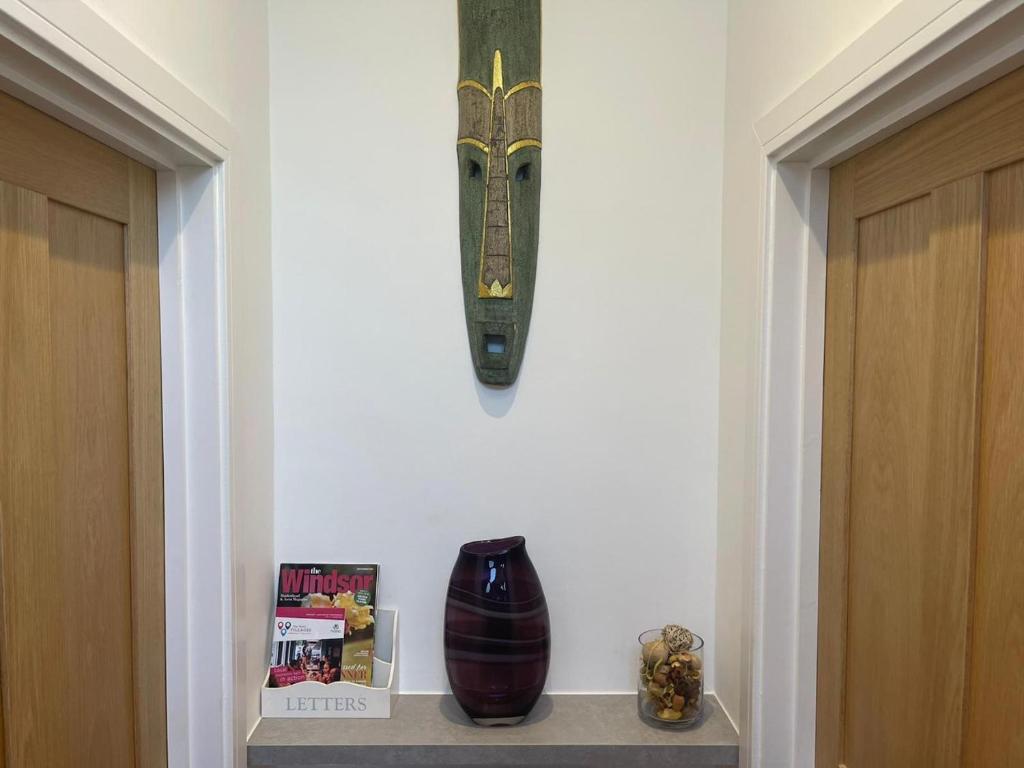 Bagshot High Street Apartment photo 8