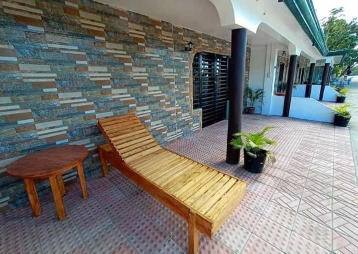 La Frezza Beach House — Hotel in Dumaguete