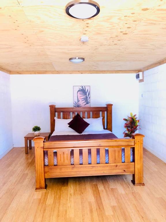 Entire 4 Bedroom pets friendly home in Alice Springs CBD with 2 kitchens 2 bathrooms Toilets and ple photo