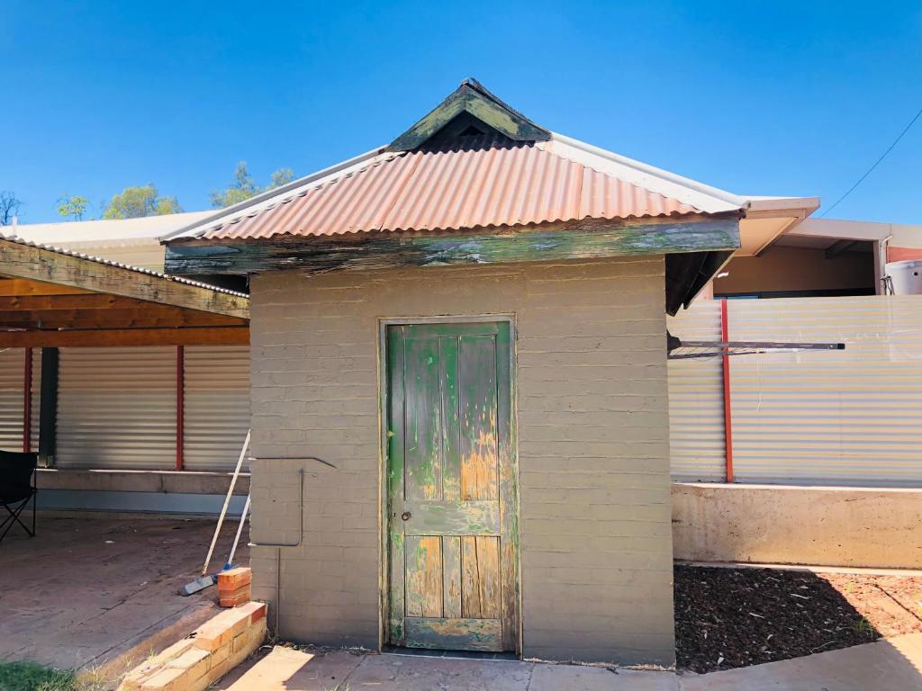 Entire 4 Bedroom pets friendly home in Alice Springs CBD with 2 kitchens 2 bathrooms Toilets and ple photo