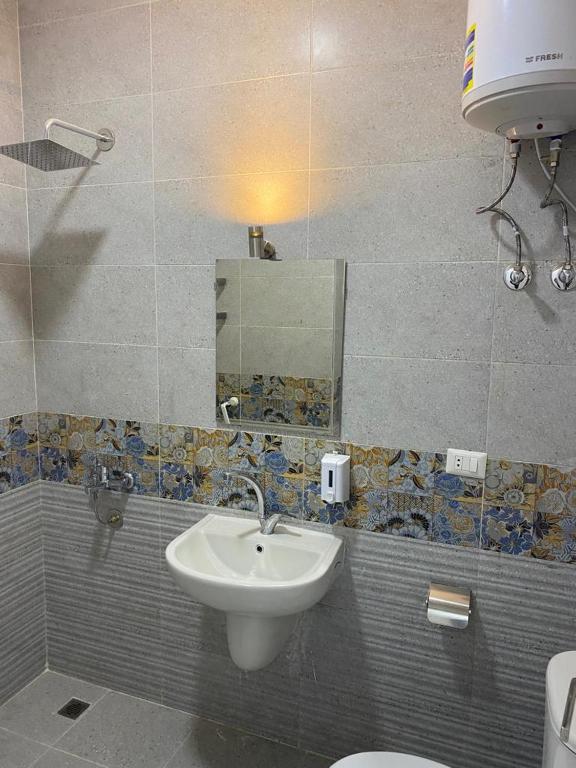 شقه فندقيه 3 غرف حمامين و مطبخ و حديقه خاصه امام الجامعه الامريكيه و مول point 90 photo