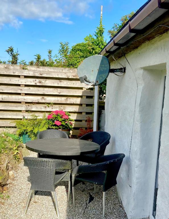 Romantic log-burner Cornish Cottage private garden dogs welcome photo 8