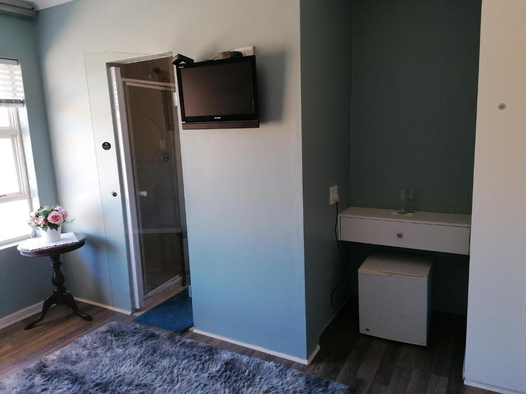 15 On Penguin Guest House photo