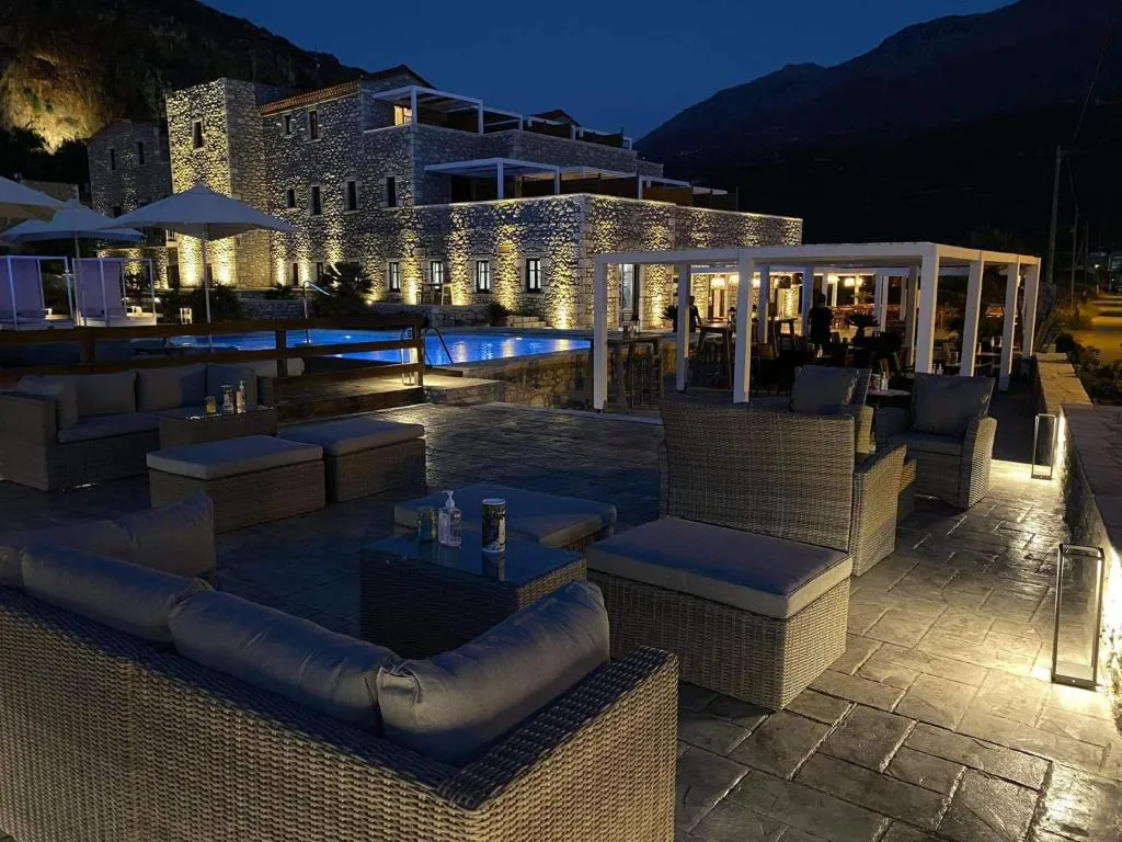 Itilo Traditional Hotel, hotel in Neon Oitilon