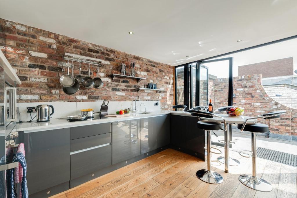 Base Serviced Apartments - Sir Thomas Street, Liverpool