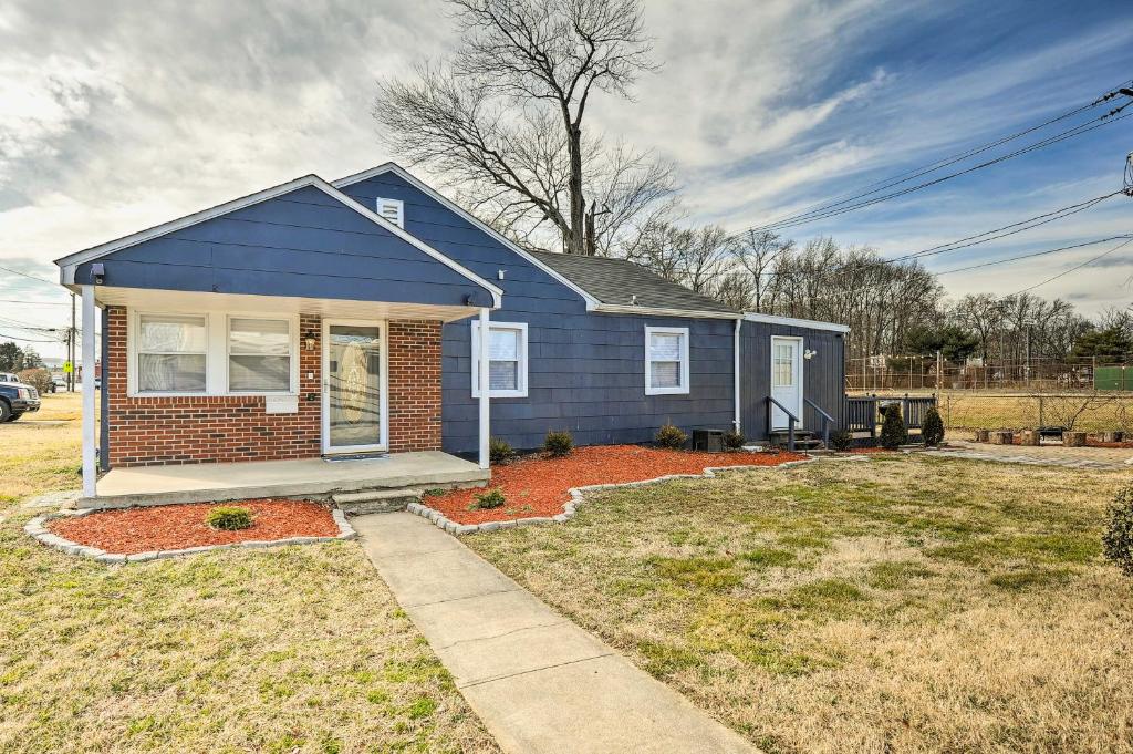 Highlands Cottage Upscale Getaway with Yard!