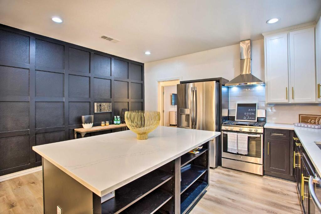 Picturesque Dallas Home Near Dtwn with Fire Pit! photo