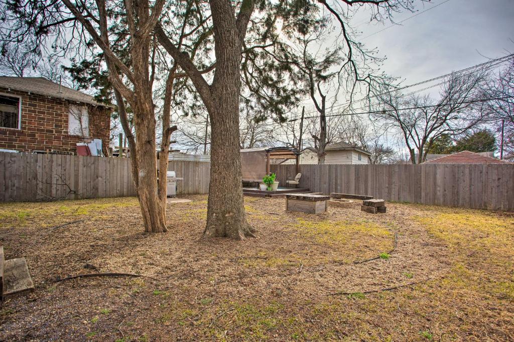 Picturesque Dallas Home Near Dtwn with Fire Pit! photo