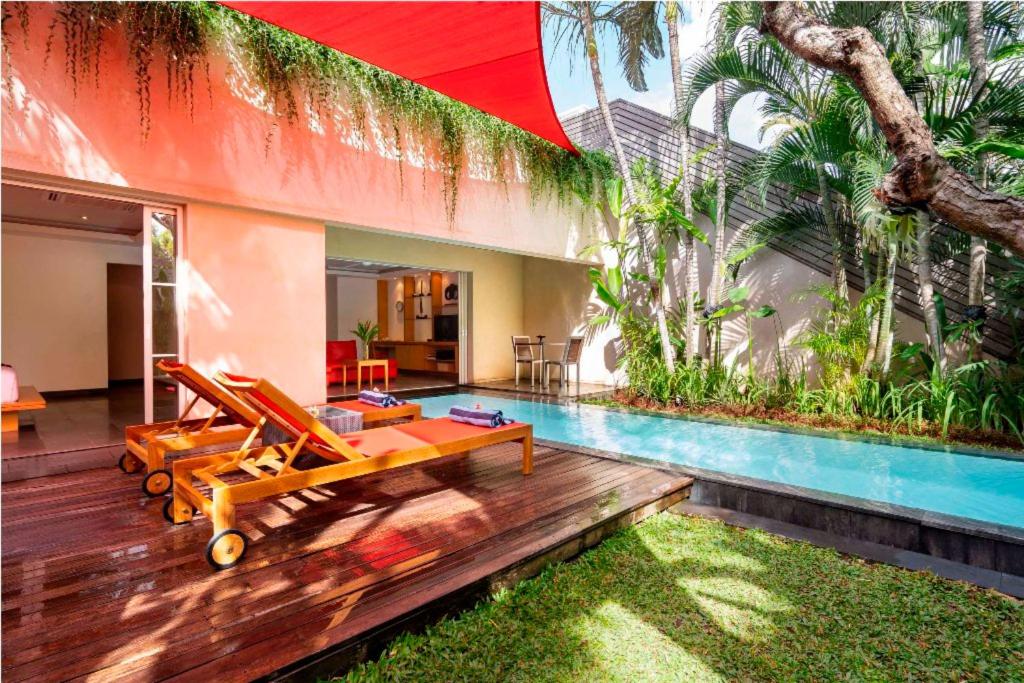 バリ アイランド ヴィラズ アンド スパ スミニャック (Bali Island Villas and Spa Seminyak) スイミングプール