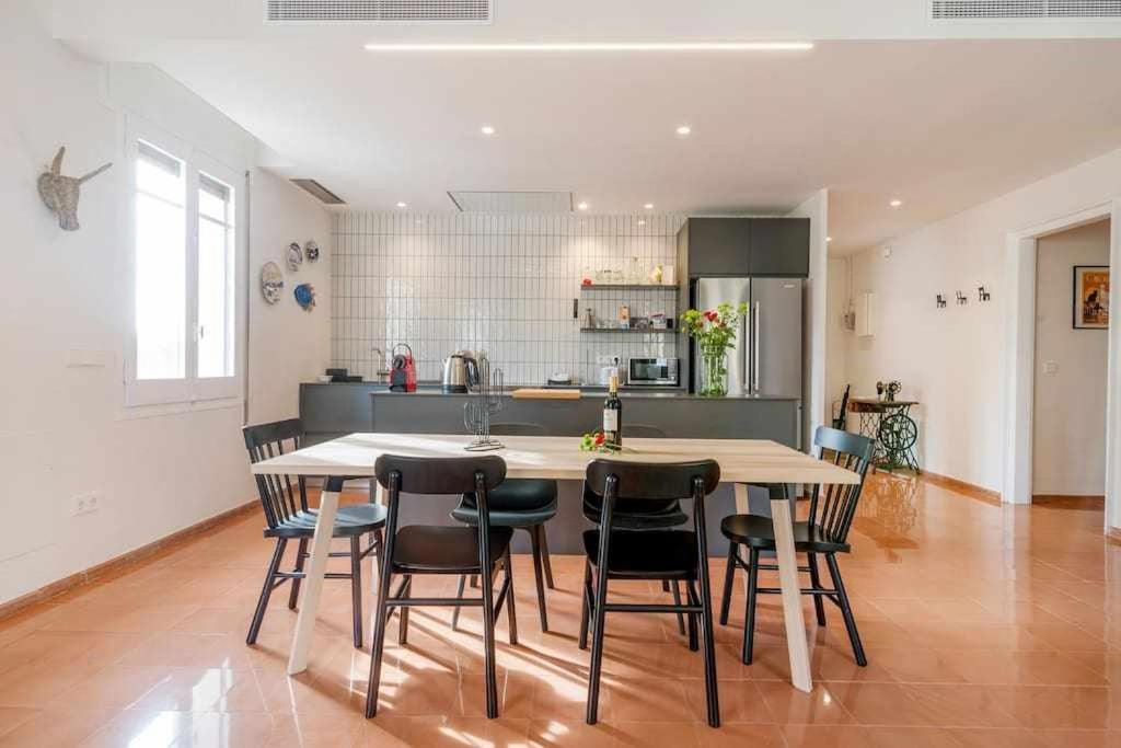 New top floor apt with a lot of light & air-con, Girona
