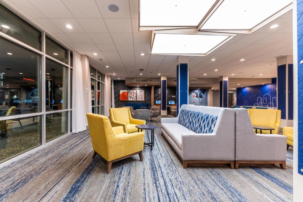 Holiday Inn Express and Suites Charlottesville photo