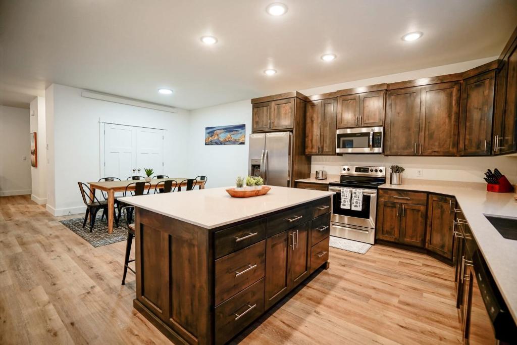 Tablerock Townhome, Victor