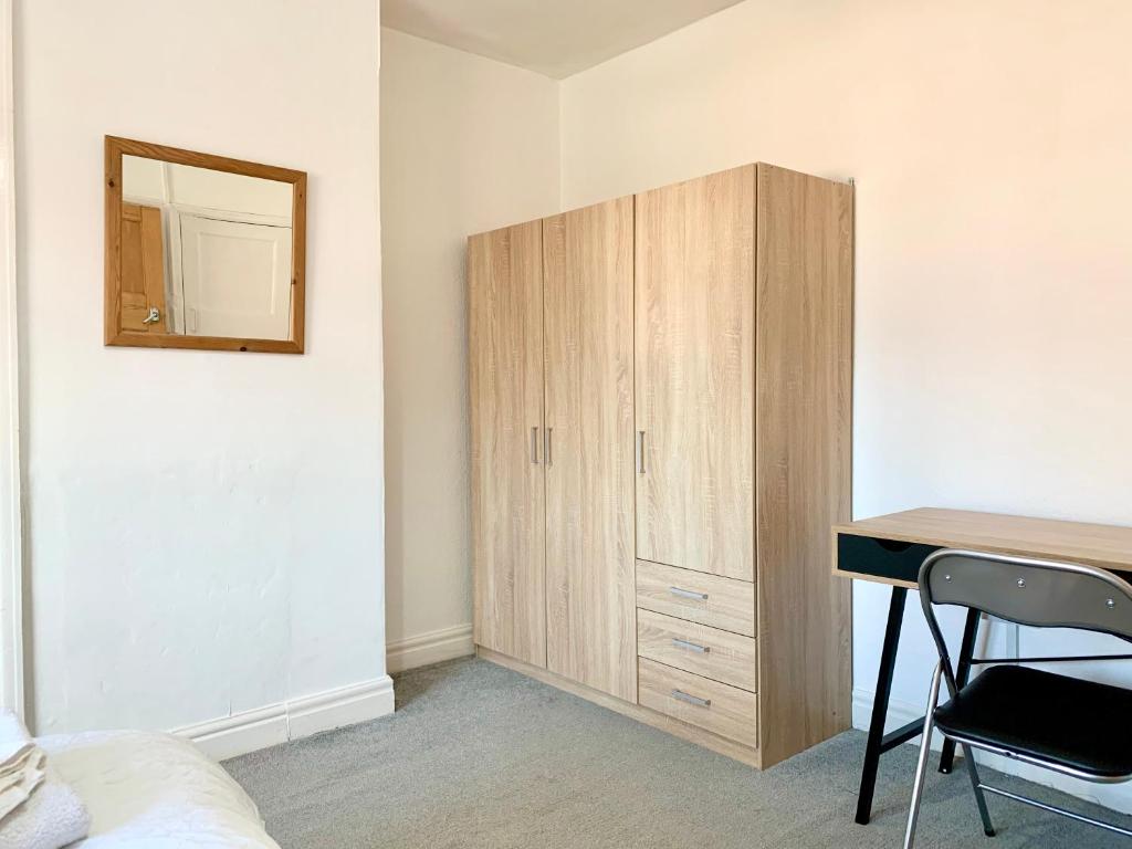 Cheerful 2 bedroom residential home - Free parking photo
