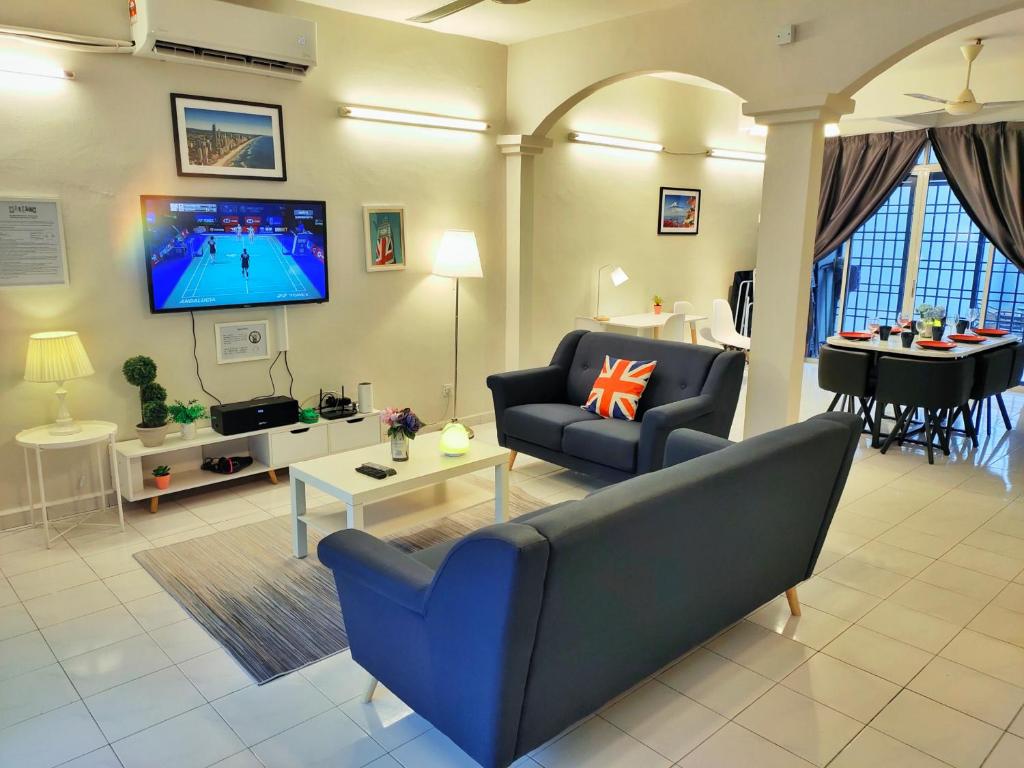 Semi-Detached, Up to 21 Pax, 4 Bedrooms, 3 Bathrooms, 4 Car Parks — Hotel in Penang