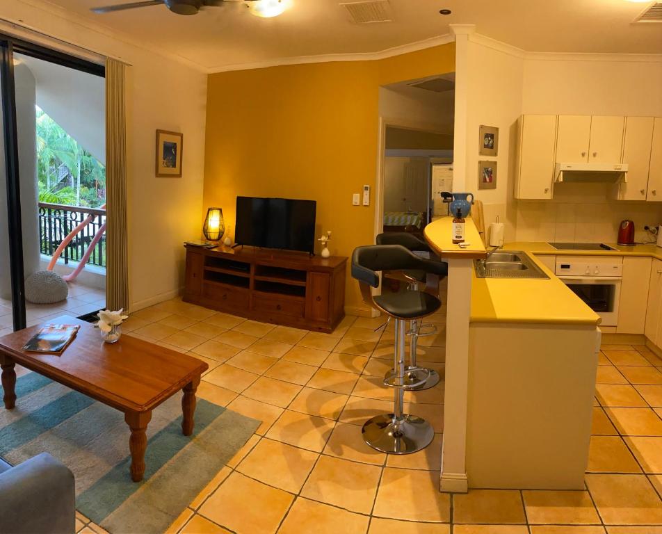 Tropical One Bedroom Apartment at The Mediterranean photo