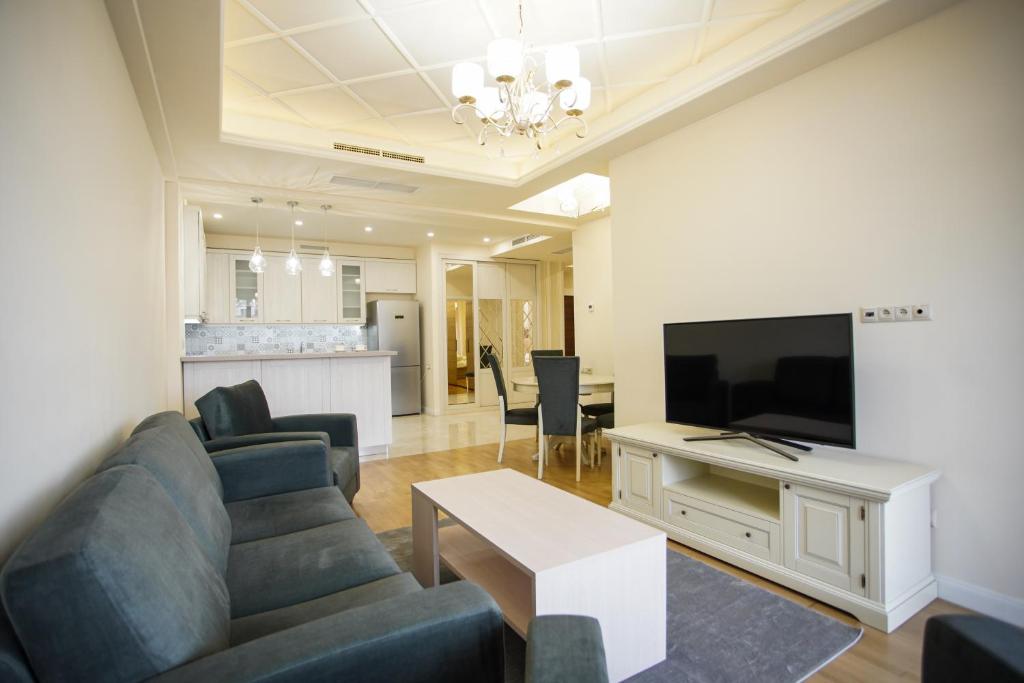 Luxe 2-BDR w/Perfect Location and Big Balcony, MyStreet company, Jerevan