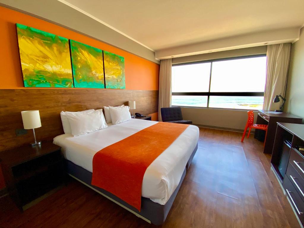 Habitación con cama extragrande y vistas al mar