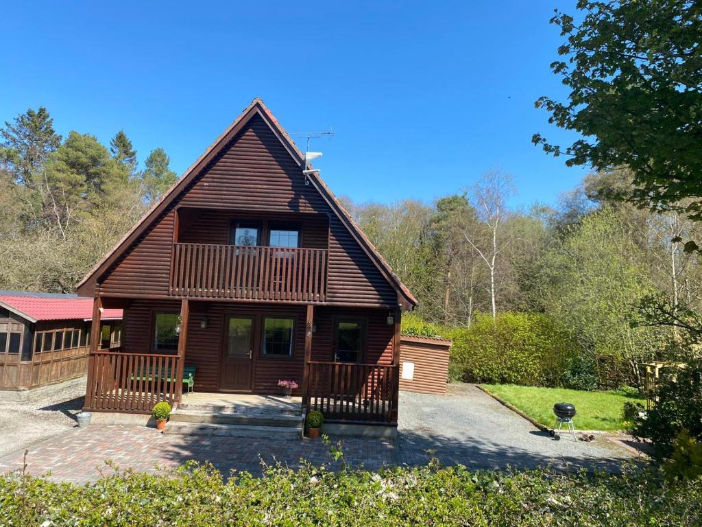 Cosy Lakeside Chalet With Option to add Private Hot Tub & Boat