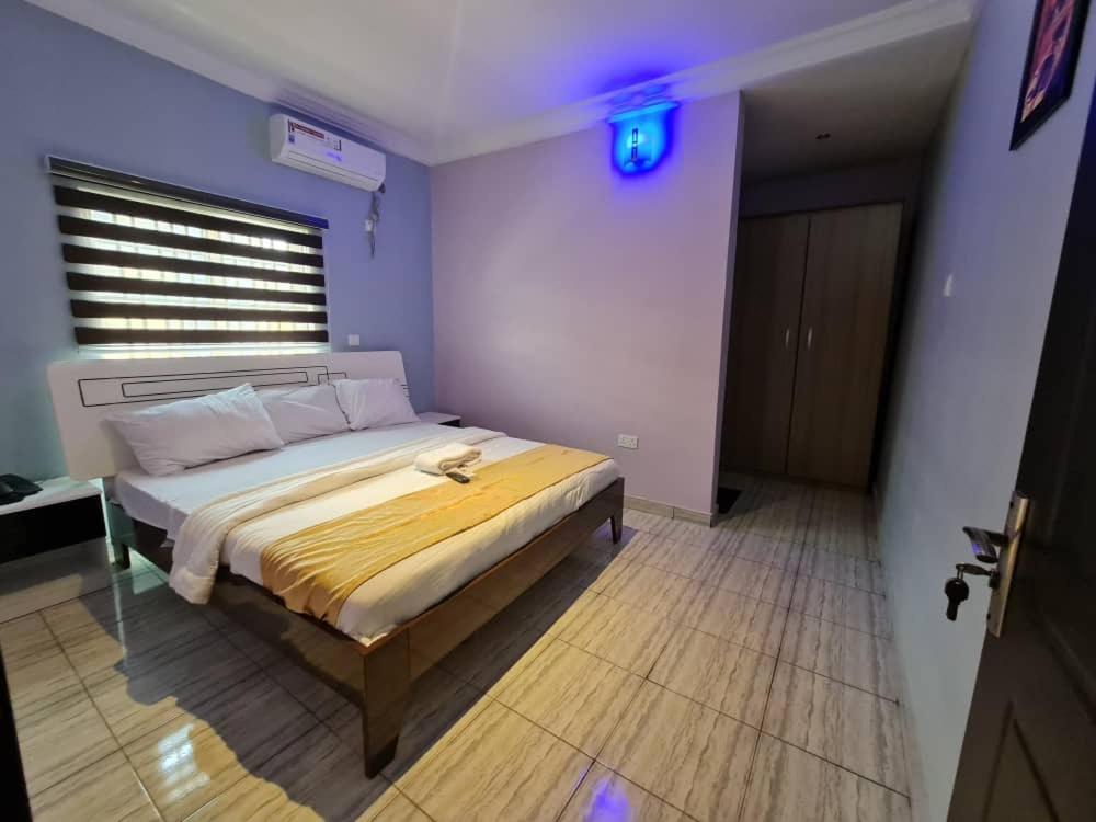 EAGLE STRENGHT SUITES