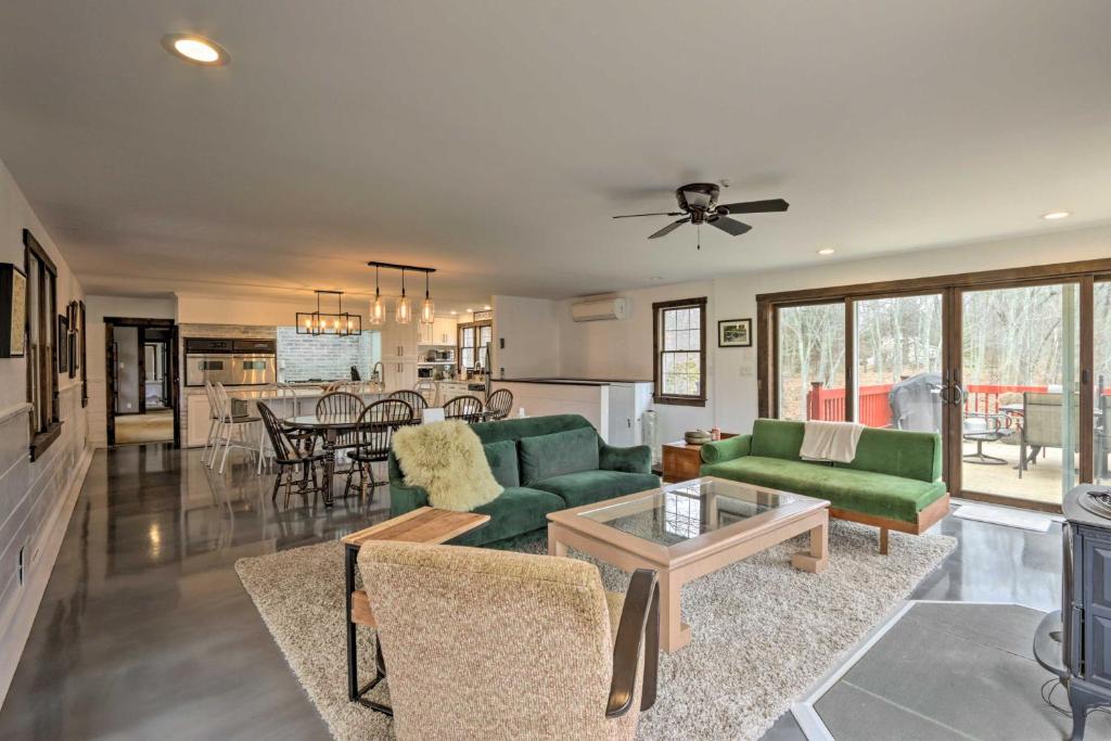 Pet-Friendly Woodbury Cottage with Fire Pit and Pool!