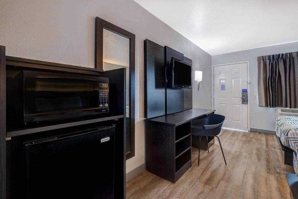 Motel 6-Buttonwillow, CA Central photo