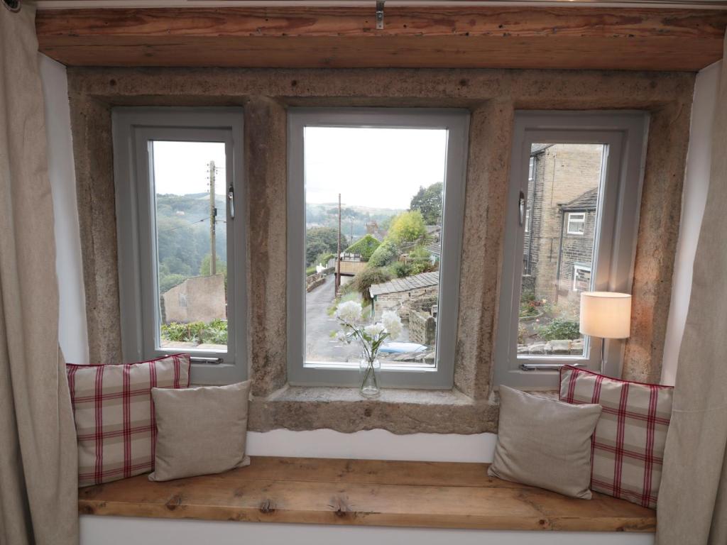 Bramble Cottage, Holmfirth photo 4