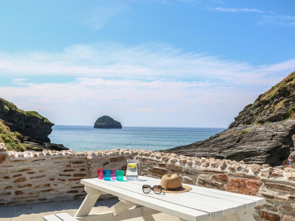 Gull Rock, Trebarwith Strand photo 8