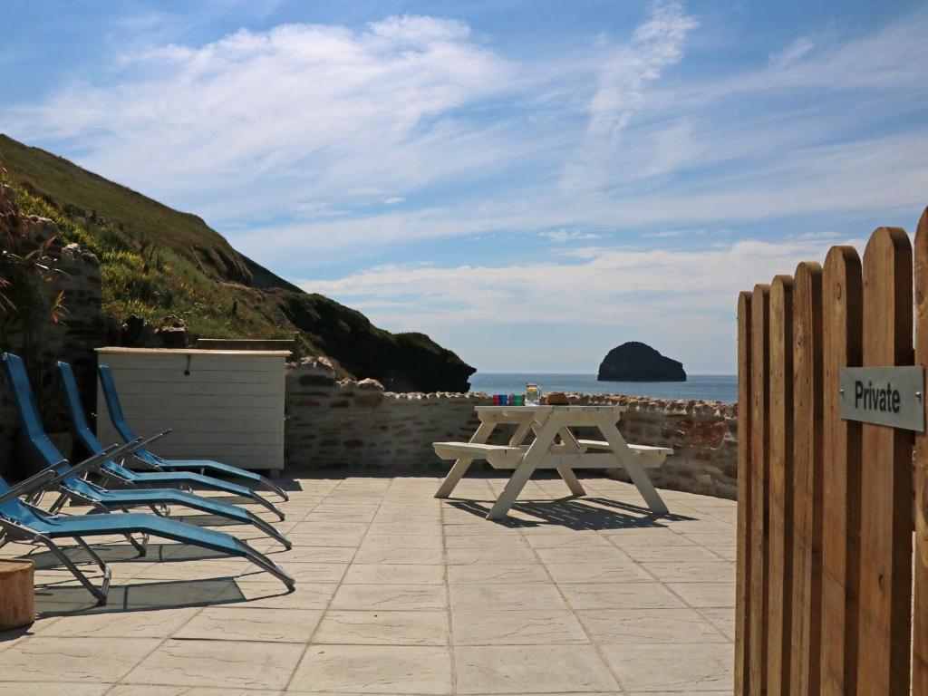 Gull Rock, Trebarwith Strand photo 7