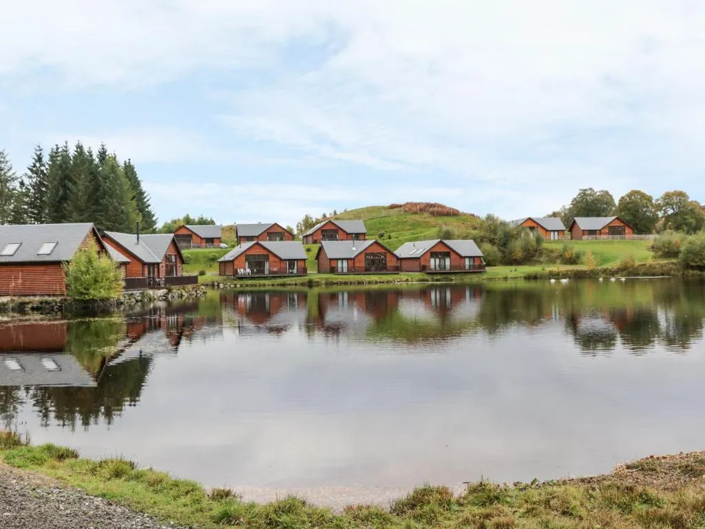 Burnside Lodge Lodge 1, Glengoulandie, hotel in Aberfeldy
