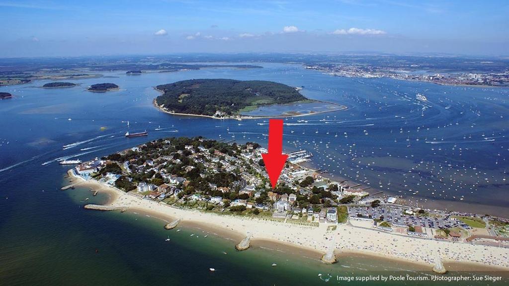 Sandbanks Apartment with Free Parking just minutes from the Beach and Bars — Hotel in Poole