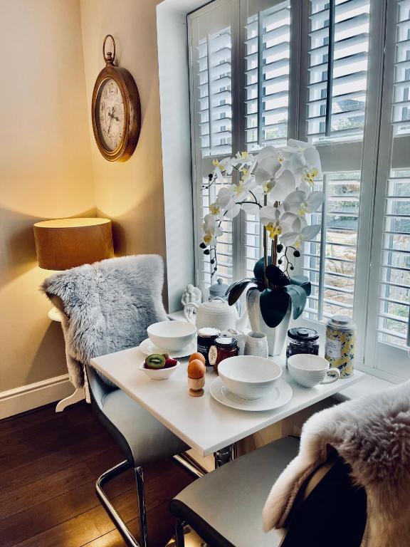 Cotswold Chic Retreats Jacinabox Central Chipping Campden-Parking-Garden 전경