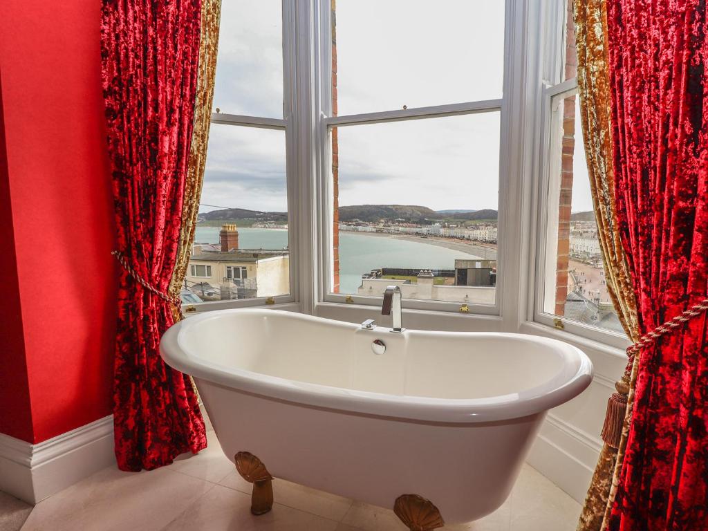 Beaulieu House, Llandudno photo 3