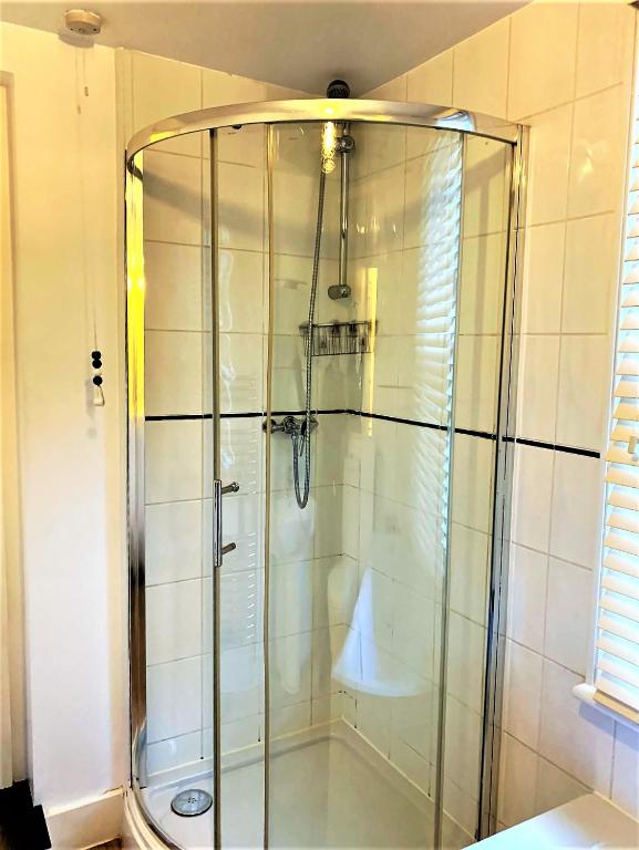 Riverside Channel5 "Holidays Homes in the Sun" Featured Central Canterbury Cottage with Free Parking photo