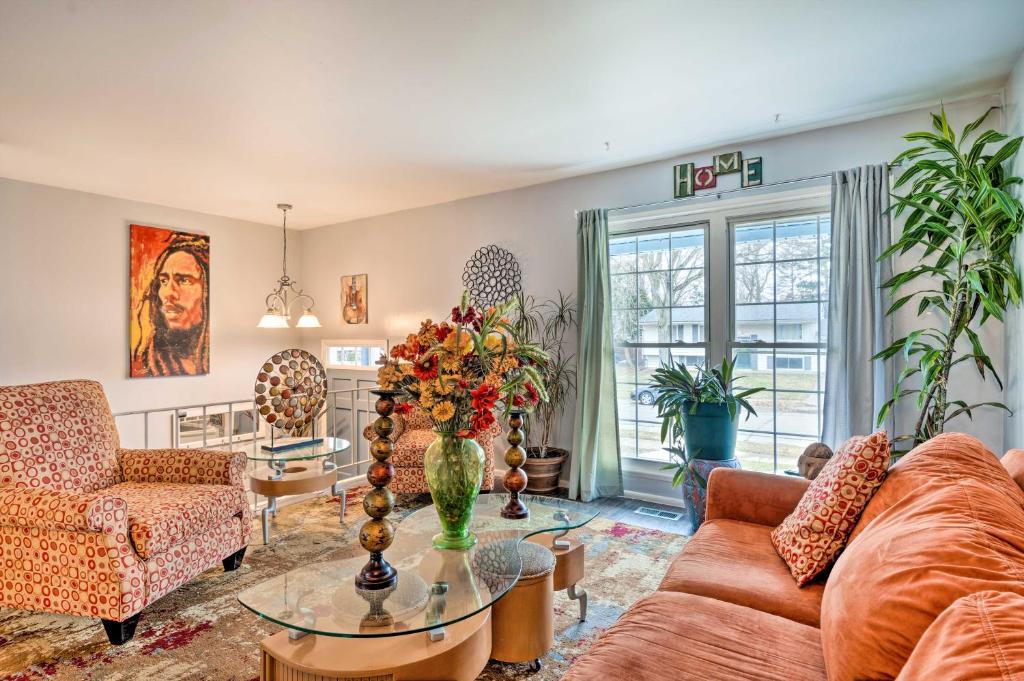 Home with Fire Pit - 8 Mi to Dtwn Mile Square!, Indianapolis