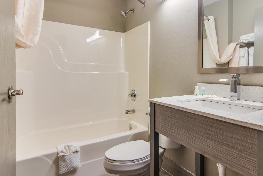 Quality Inn & Suites Grove City-Outlet Mall photo