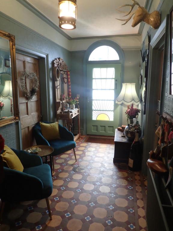 Newberry Beach Lodge フロント・ロビー