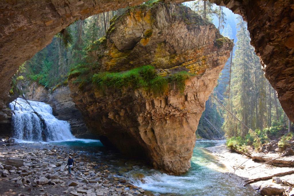 Johnston Canyon Lodge & Bungalows photo