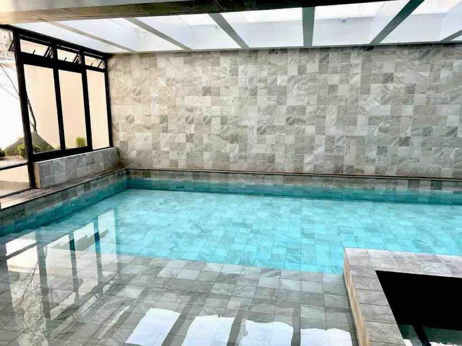 Luxury apartment with balcony and view — Hotel in Quito