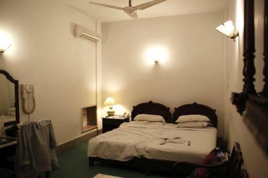 Gulshan Family Couple Guest House Couple Hotel Gulshan-e-iqbal photo