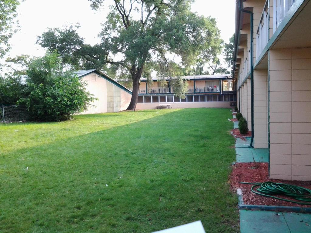 Budgetel Inn & Suites Hotel photo