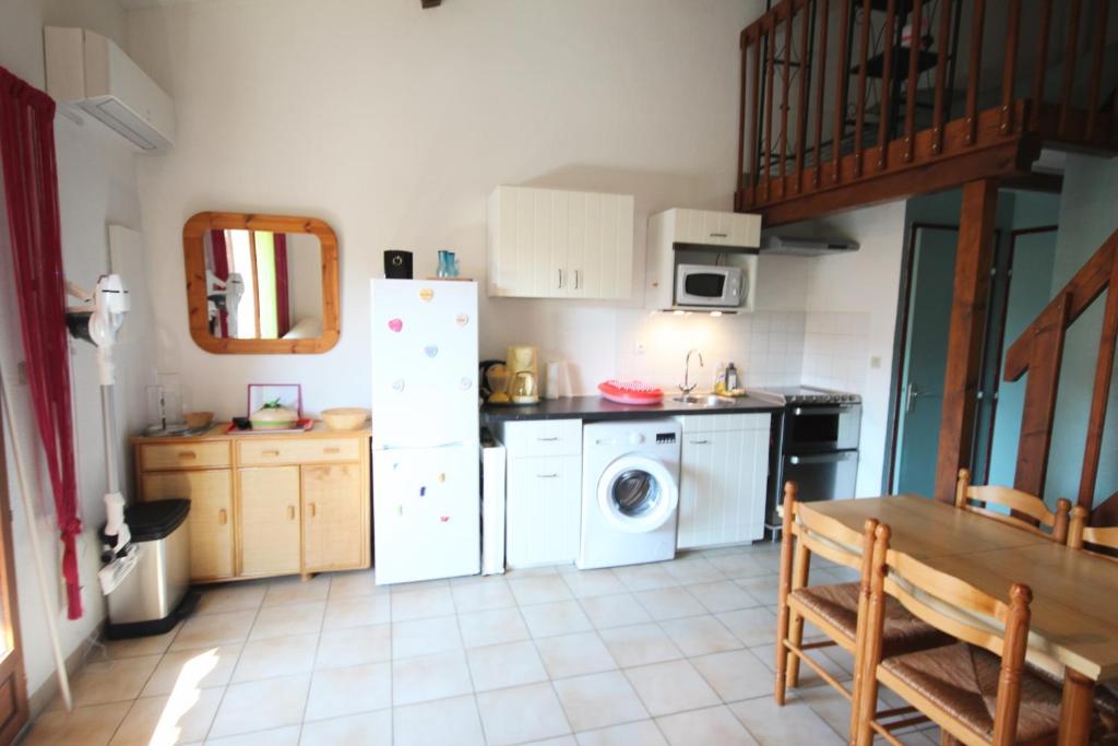 Jolie villa d'angle, séjour climatisé, 4 couchages, terrasse parking dans résidence sécurisée avec piscine commune 400m de la mer LRJP11 - 3