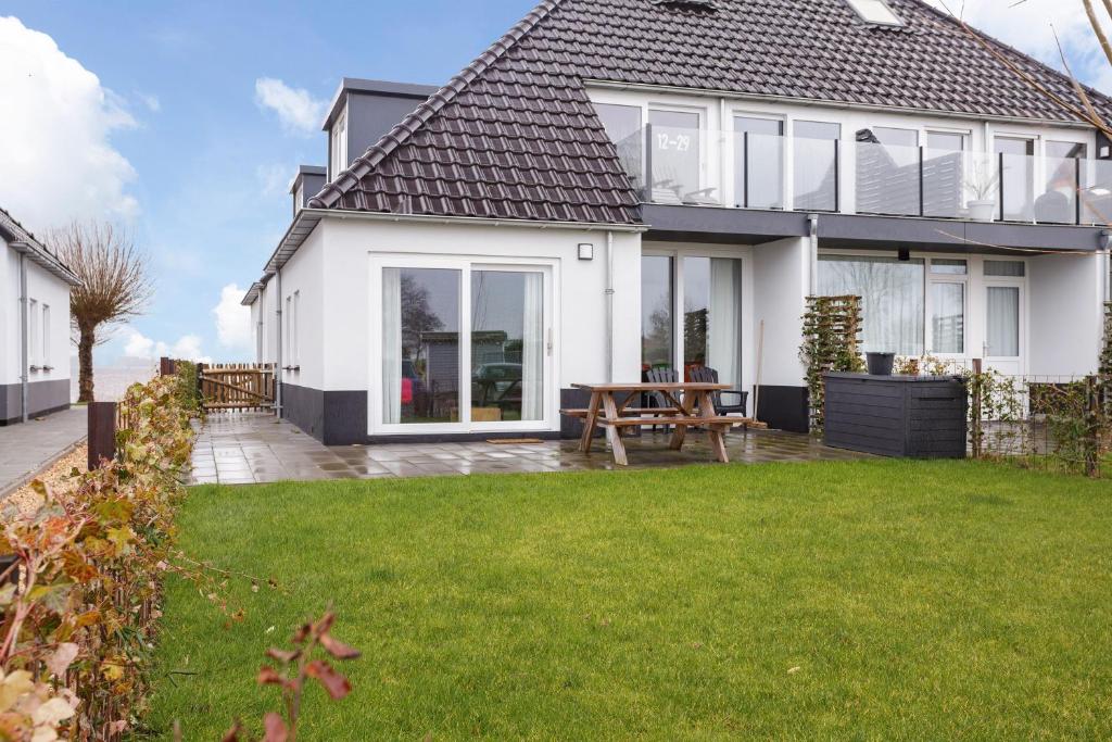 Welcome in - Beneden appartement direct aan het Sneekermeer met tuin, Offingawier