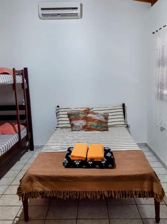 Suíte aconchegante -Pé na areia -o quintal é a Praia do Curral- estacionamento gratuito, oferece comodidade com melhor custo benefício para até 4 pessoas - ar condicionado - cozinha e churrasqueira na Av José Pacheco do Nascimento nº 7682