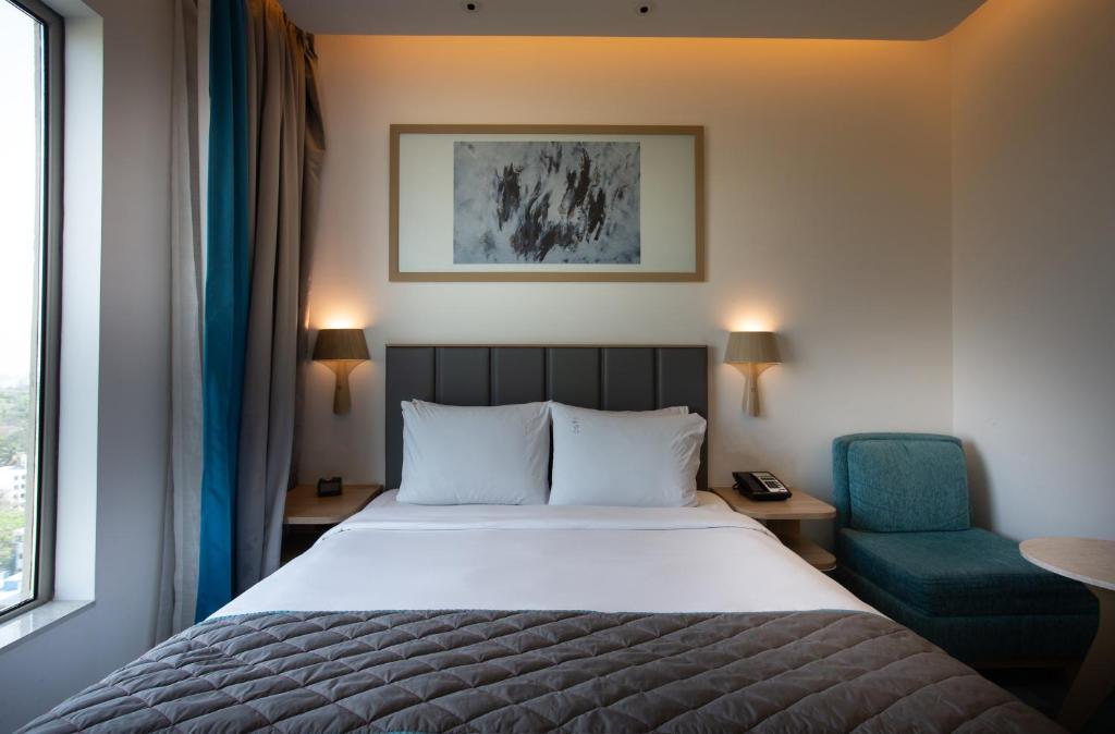 Holiday Inn Bengaluru Racecourse photo