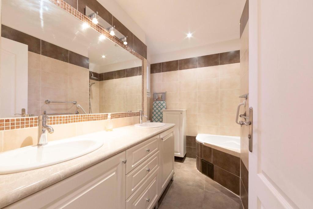Robert Soleau bright design flat center of Antibes - 4