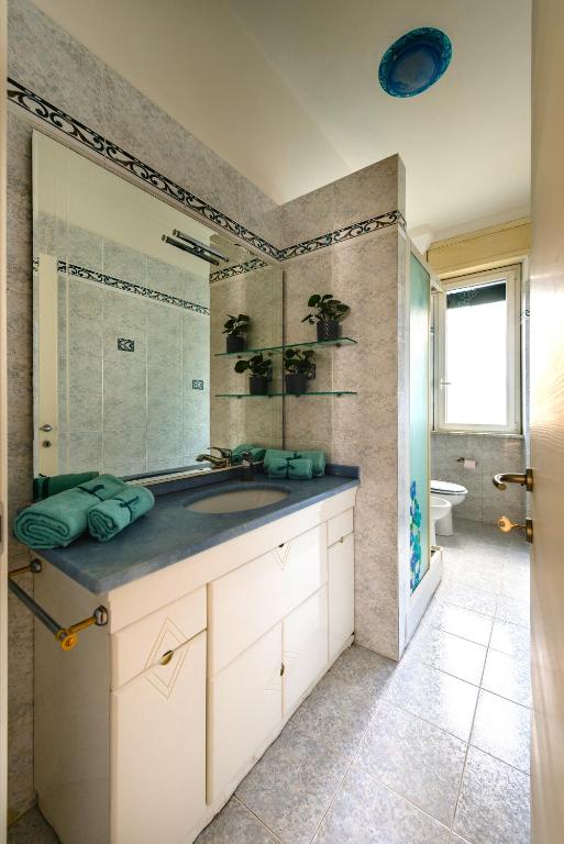 Hostly - The Urban Garden House - 3 Bedrooms, Garden, Great Location! photo