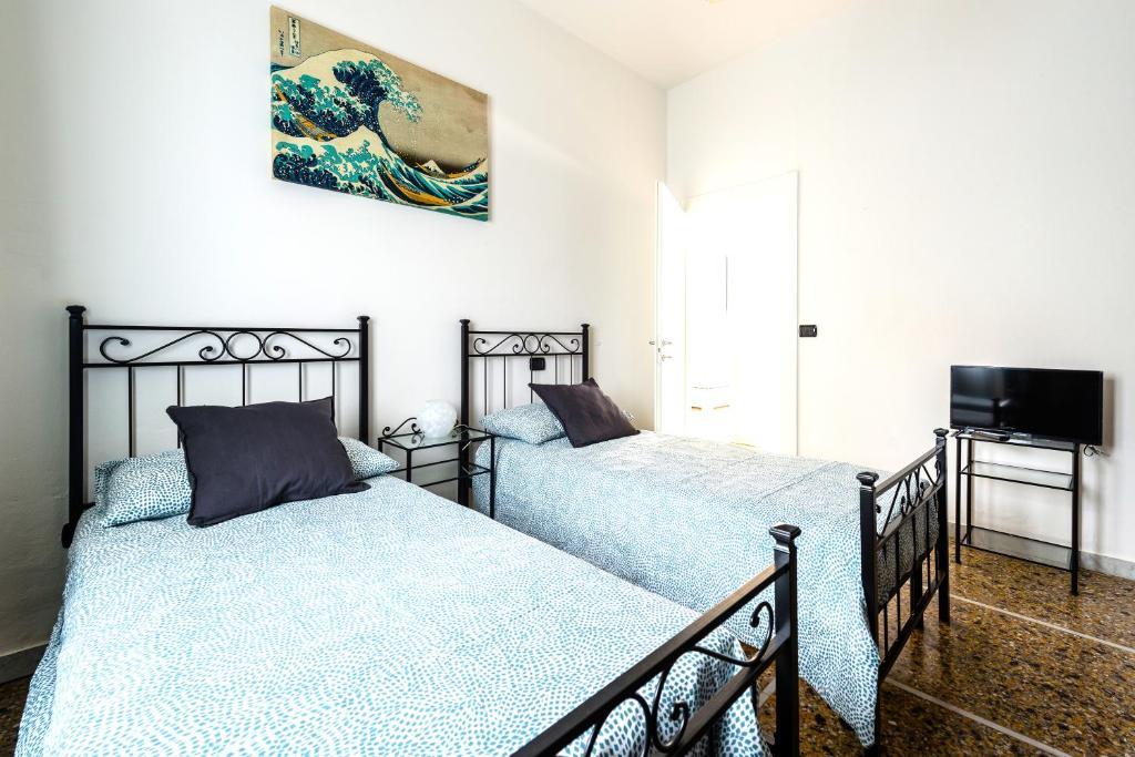 Hostly - The Urban Garden House - 3 Bedrooms, Garden, Great Location! photo